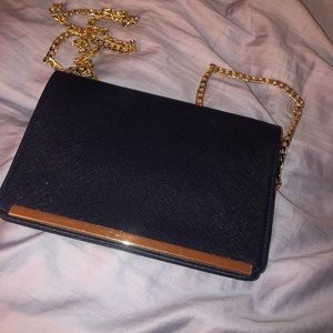 Beautiful clutch/shoulder purse for a night out.